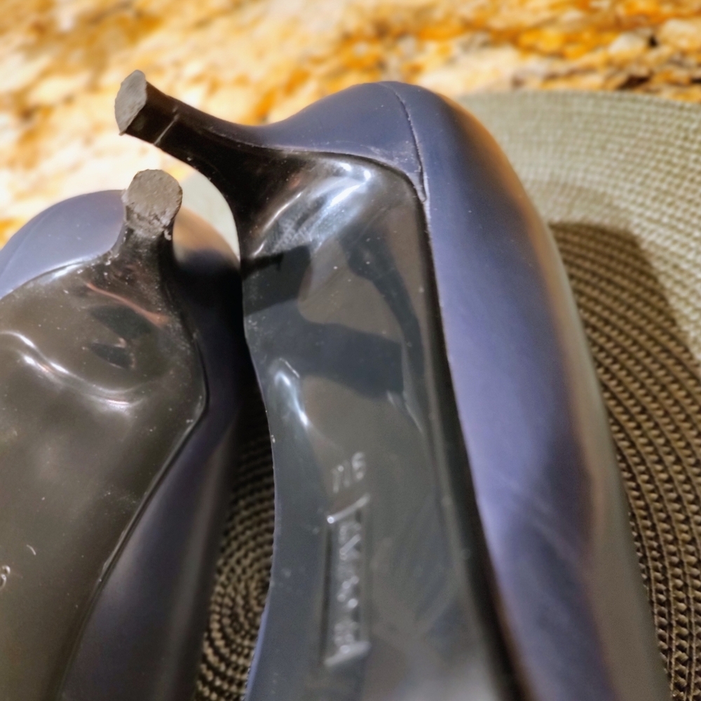 Talbots Classic Dark Blue Heels. Women's Size 9 - Picture 4 of 16